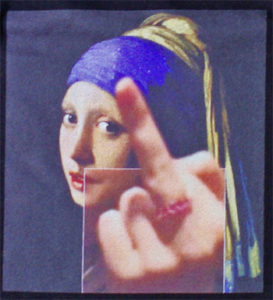 フェルメールの代表作「青いターバンの少女」を大胆にアレンジしたタイトブースプロダクションのコラージュアートTシャツ｜中指を立てているグラフィック