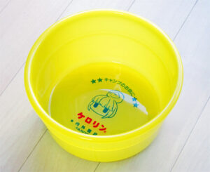ゆるキャンの人気キャラ「志摩リン」のイラストがプリントされているケロリン桶｜側面から撮った写真