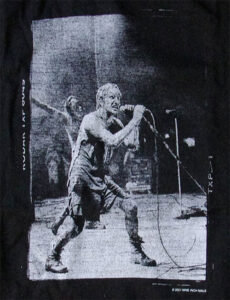 COMOLI（コモリ）× Nine Inch Nails（ナイン・インチ・ネイルズ）のコラボレーションバンドTシャツのプリント