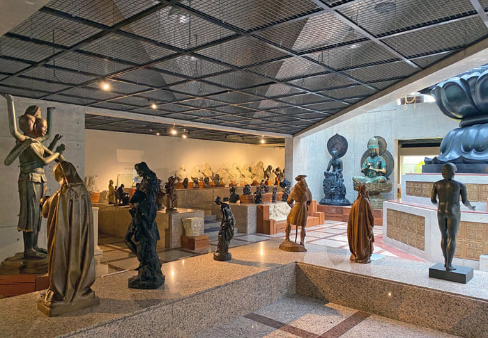 ルーブル彫刻美術館の石膏像や仏像群の写真