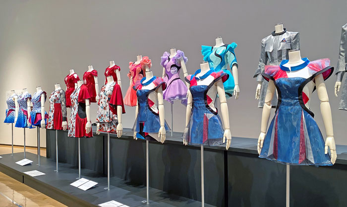 Perfume（パフューム）衣装展2023「コスチューム ミュージアム」 in 神戸に展示されている衣装群