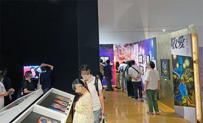 北斗の拳 40周年大原画展の混雑具合を示す写真