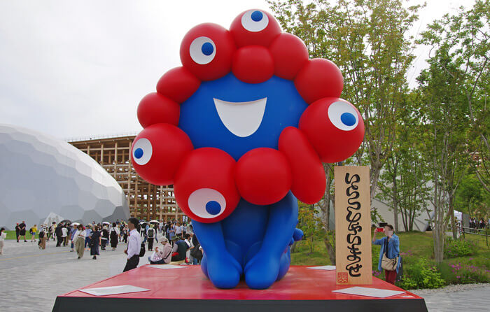 ミャクミャクのモニュメント像の写真